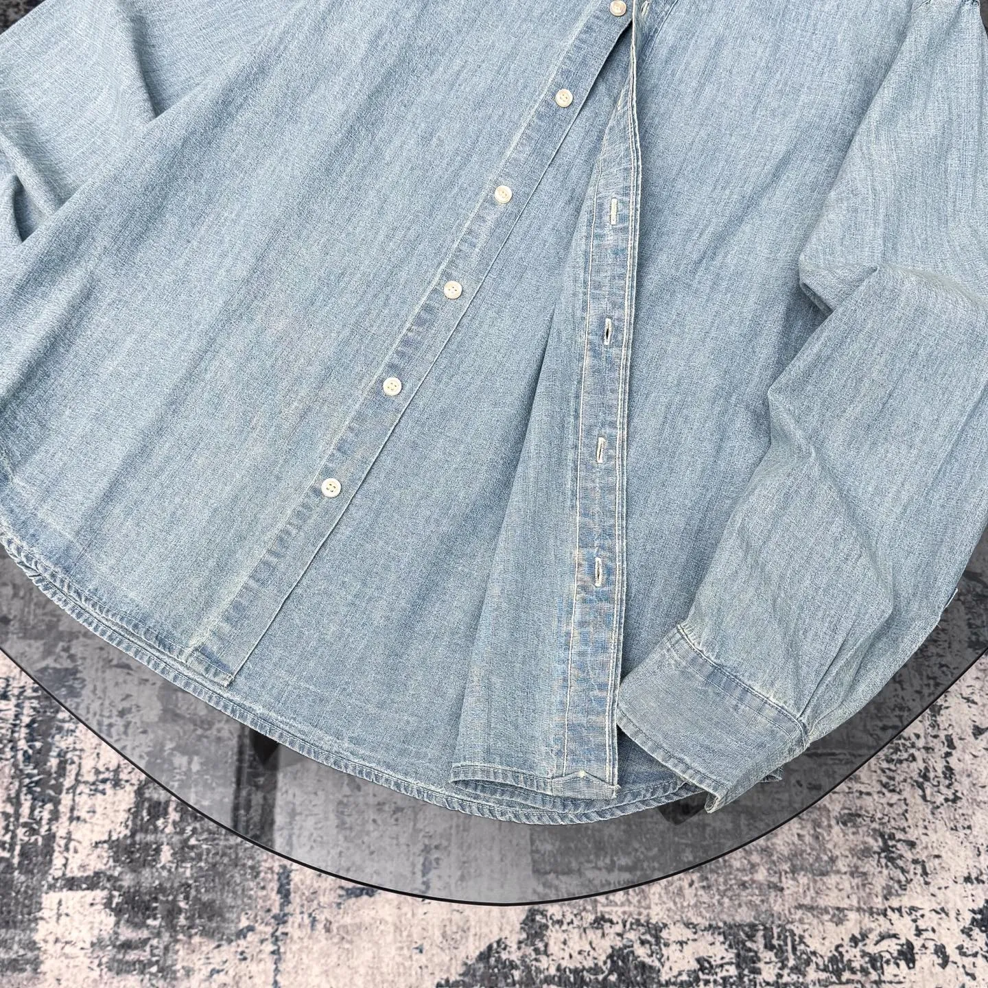 P400 [Original item] Top quality lapel long-sleeved washed denim shirt jacket Four-season men's two-color pure cotton shirt stone-washed retro casual denim shirt Denim shirt is really the most iconic product, decorated with colorful iconic pony embroidery, presenting a classic polo style design. It is a versatile choice from winter to summer. The multiple washes of denim greatly increase the comfort and softness of the fabric. The distressed effect is full of strong American retro style. This one is also closed with eyes closed. Simply YYDS~ The same style for men and women. It can be worn alone or as a cardigan. If you like looseness, choose one size larger. It is more suitable for inner wear~ The overall style is a loose version with a bit of boyfriend style. The silhouette is good and the drape is good. The upper body has a tough style~ It has an American retro denim style. This shirt is suitable for many occasions, whether it is daily leisure or commuting. It is a good choice. It can also be used as a layering jacket/coat. Color: dark blue, light blue, size: S-XL